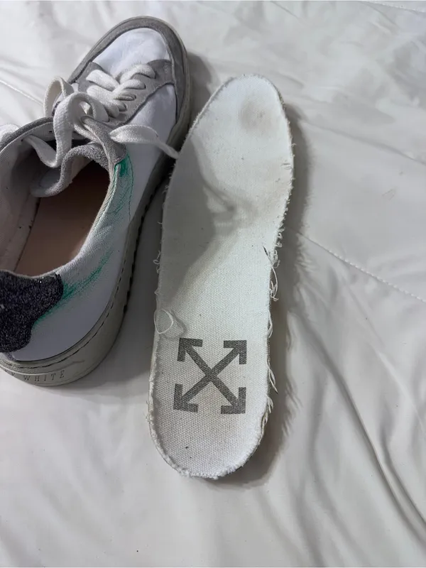 Off-White White & Gray Low-Top Sneakers w/ Silver Glitter Arrow Accent - Size 40 - Image 11