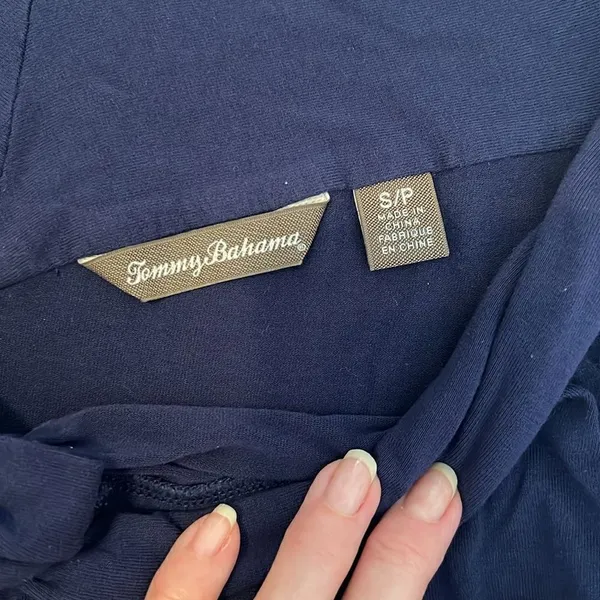Tommy Bahama szS on or off shoulder twist front dark blue knit top EUC - Image 4