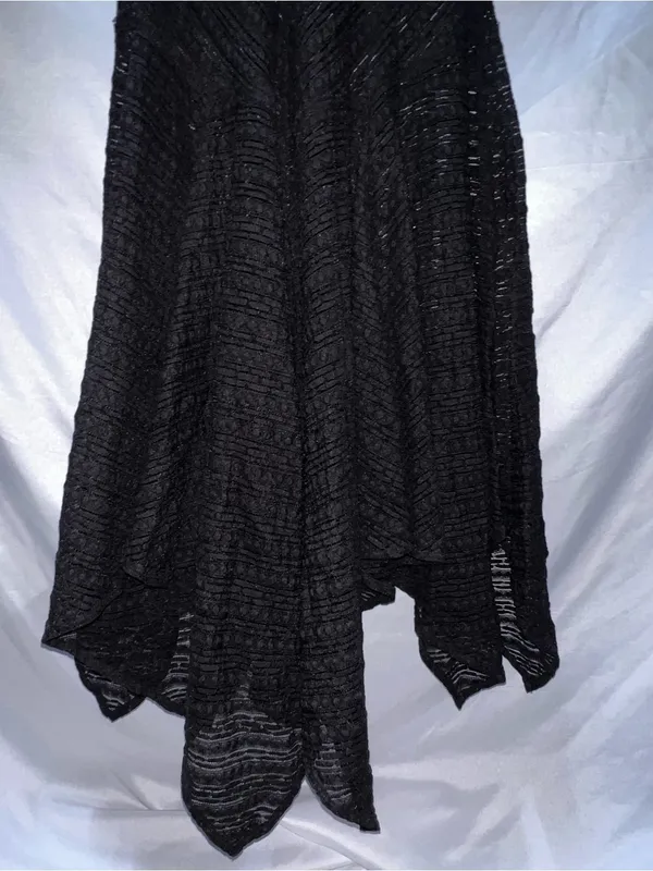 Black Sleeveless V - Image 5