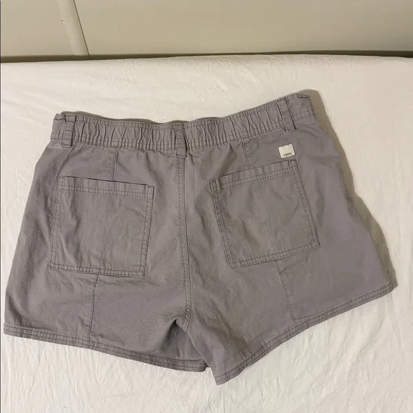 Vuori Women's Taupe Cargo Shorts Large - Image 6
