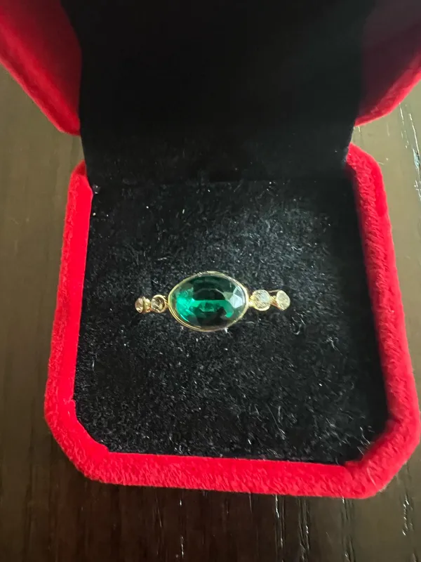 Ladies Gorgeous Golden with Faux Emerald Gemstone Ring Size 8 - Image 2