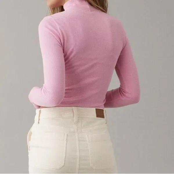 AMERICAN EAGLE Long Sleeve Cropped Hey Baby Mock Neck Tee In Pink - Image 3
