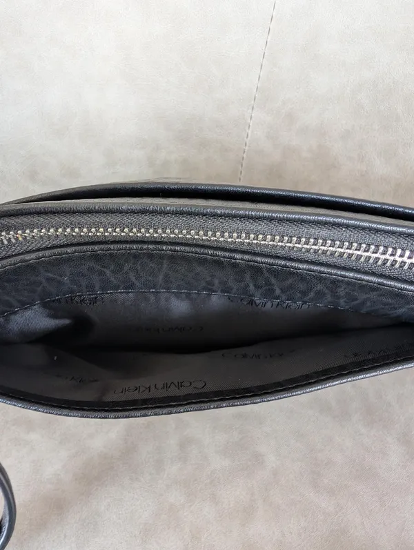 Calvin Klein grain leather crossbody bag - Image 4