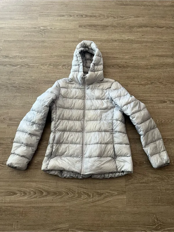 Uniqlo Down Puffer Jacket Womens Medium Silver Ultra Light Hooded Packable Cozy - Image 2