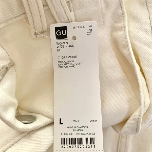 Rokh x GU (Uniqlo) Wide Button Cotton Jeans in Off White - Image 11