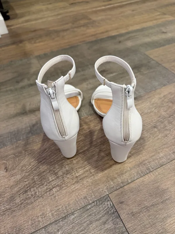 white top moda heels - Image 3