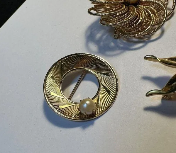 Lot Of 3 Gold Tone Brooch Pins Faux Pearl - Image 4