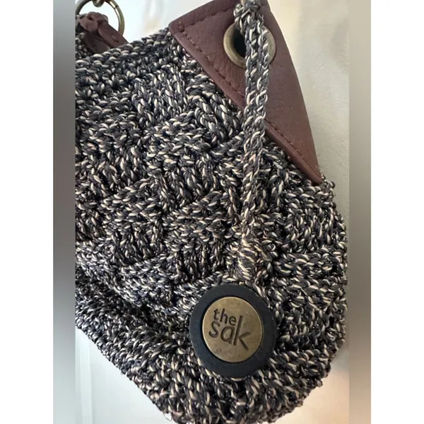 The Sac Woven Hobo Shoulder Bag in Brown and Cream - Image 3