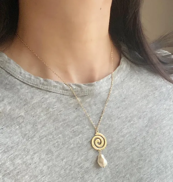 Handmade gold tone stainless steel spiral swirl uzumaki & pearl necklace🌀 - Image 8