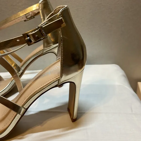 CHARLES BY CHARLES DAVID Strappy Gold Heels Flower Embellished - Size 8.5 - Image 5