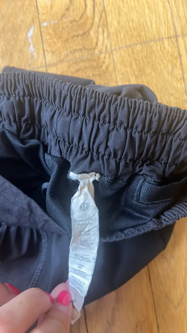Lululemon Hot Hot Shorts Size 0 4inch Black - Image 3