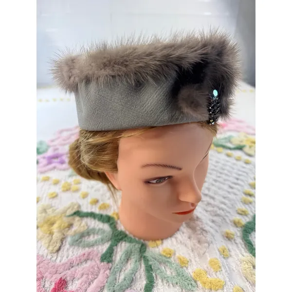 Vintage Grey‎ Pillbox Hat Real Fur Trim Rhinestone Brooch Detail Mid-Century - Image 4