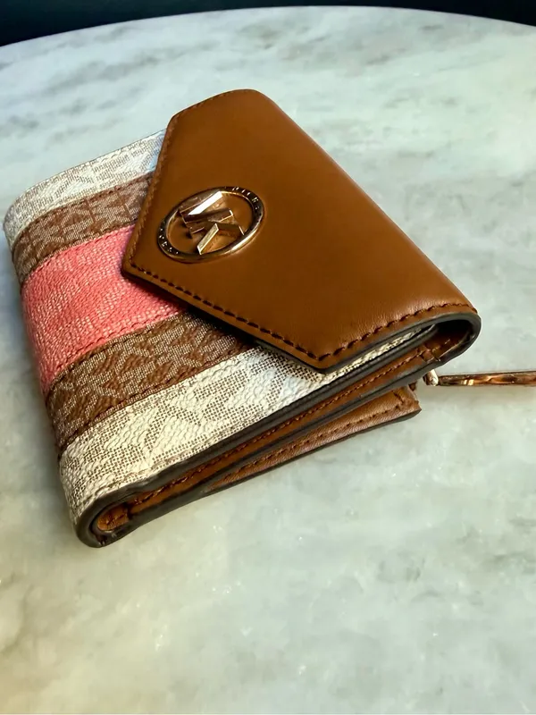 Michael Kors Carmen Medium
Envelope Trifold Wallet - Pink
Stripe - Image 3