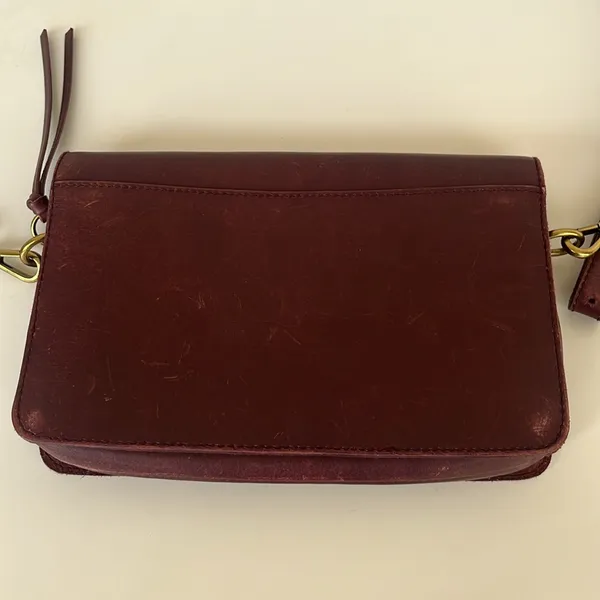 Madewell The Flap Convertible Crossbody Bag in Dark Cabernet - Image 10