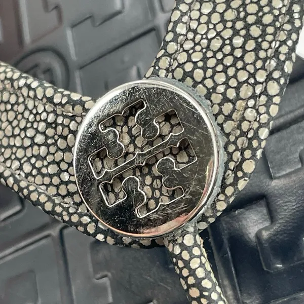 Tory Burch Thora Stingray Black Leather Thong Sandals Smoke Silver Foil Size 10 - Image 4