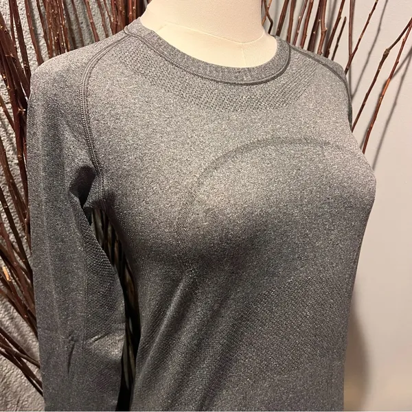 🌺Lululemon Grey Swiftly Tech Long Sleeve Top Size 2🌺 - Image 3