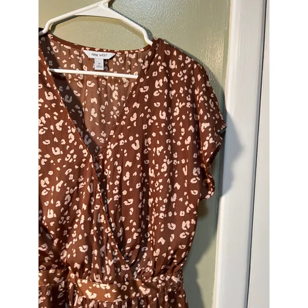 Nine West Women's Sz Medium Faux Wrap Peplum Blouse Tan Beige Animal Print Short - Image 6