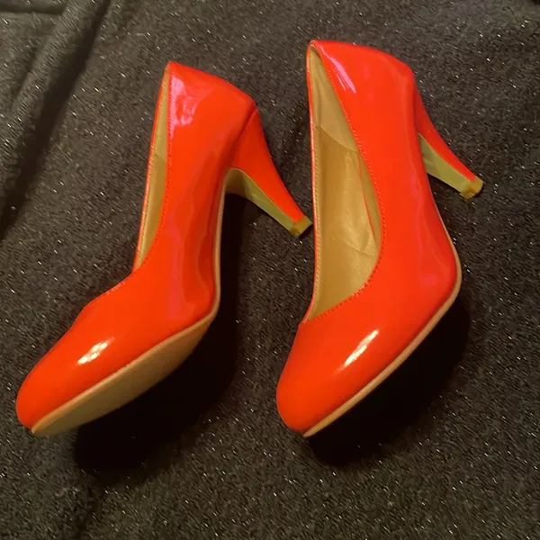Coral pink pumps 2 inch heel never worn - Image 2