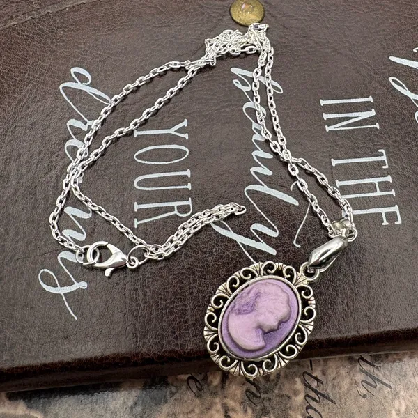 Purple Cameo Pendant Necklace Vintage Style Silver Tone Chain - Image 2