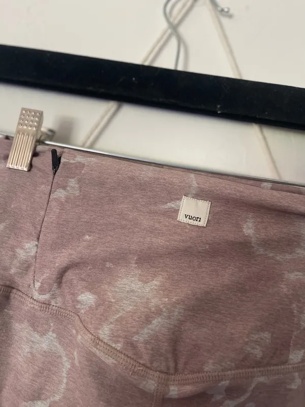 Vuori Clean Elevation Leggings in Dusty Rose & Heather Gray - Image 4