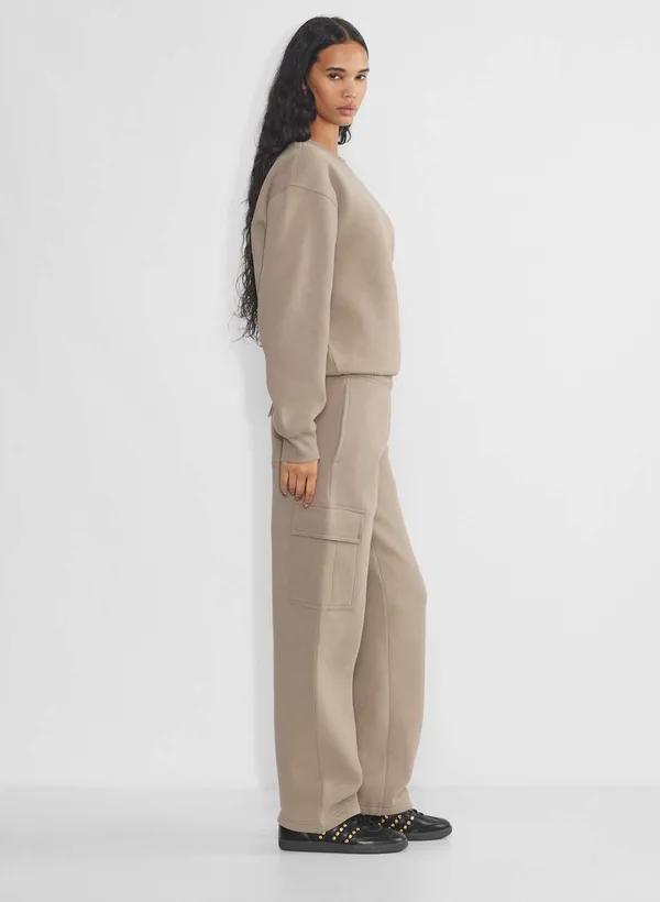 New with tags - ARITZIA Cozy Sweatfleece Mega Cargo™ Sweatpant in Taupe Size xs - Image 2