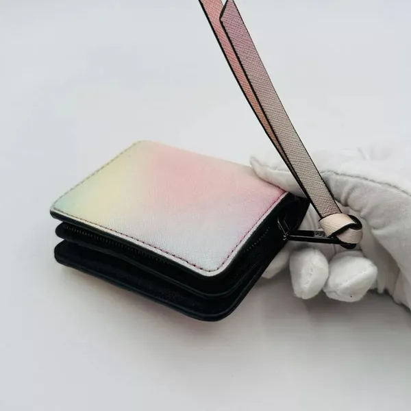Marc Jacob’s small zip wallet EUC - Image 4