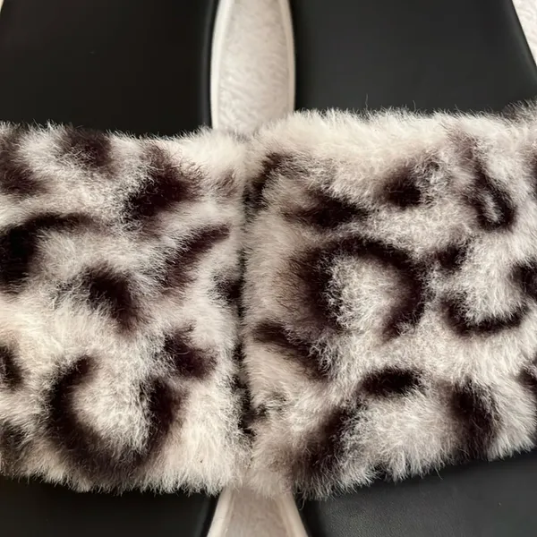 DV by Dolce Vita Women's Black and White Faux Fur Slides - Image 5