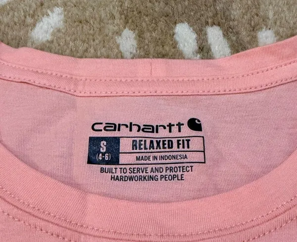 Carhartt pink white floral graphic T-shirt women’s size small - Image 6