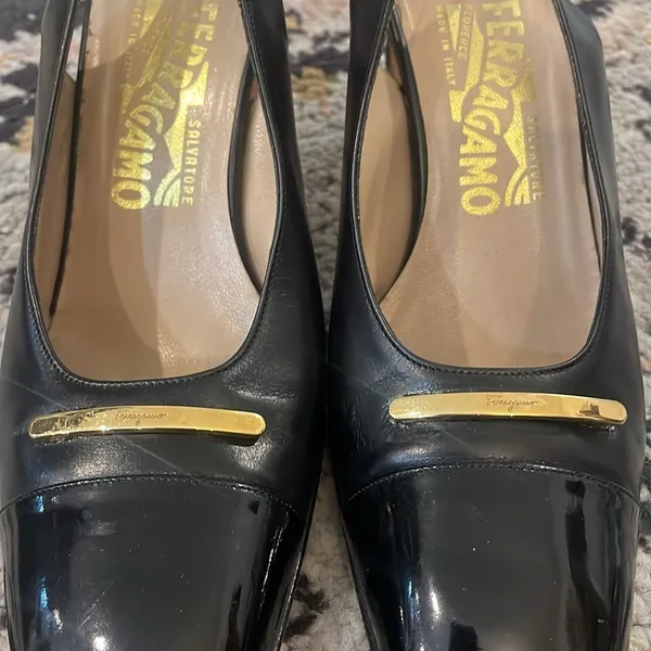 Salvatore Ferragamo EVUC Black Pantent Pumps Gold Emblem 8.5 *Read description - Image 4