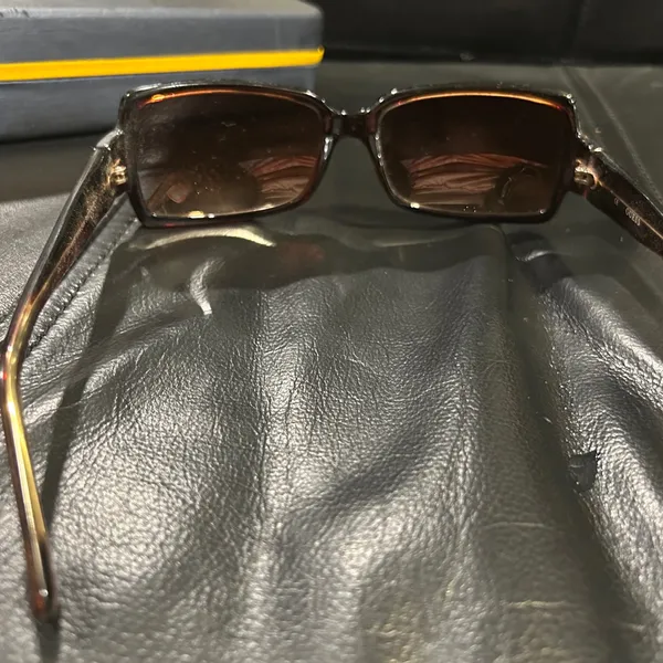 Guess Stylish Brown Sunglasses - Image 4