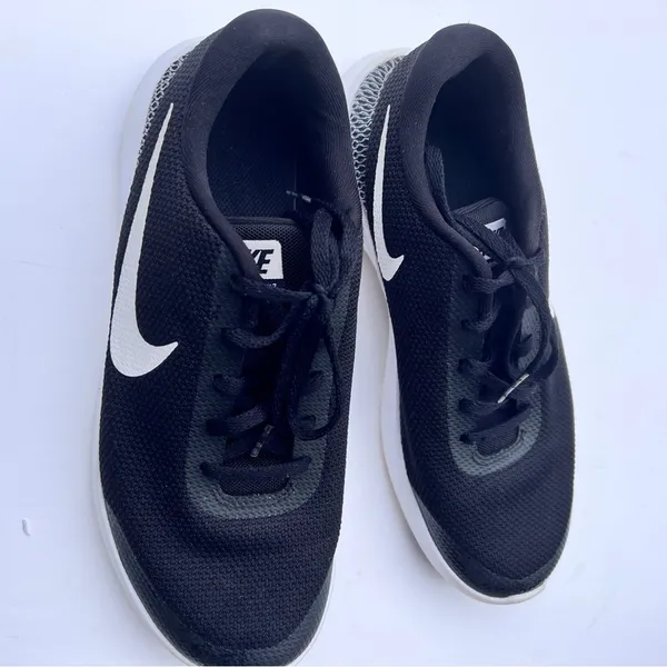 Nike Women's Black and White Athletic Sporty Running Swoosh Logo Sneakers Sz 8.5 - Image 8