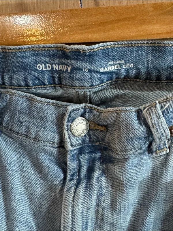 Women’s Old Navy High Rise Light Wash Barrel Leg Jeans Size 16 - Image 2