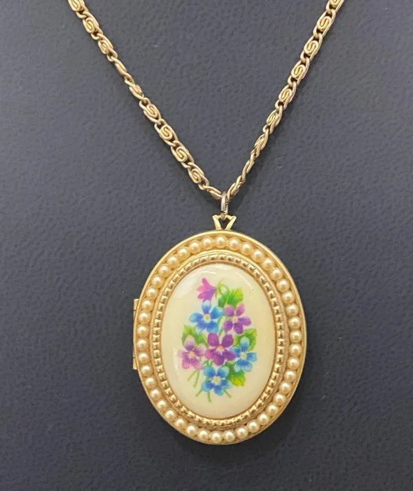 Vintage AVON Gold-tone Oval Floral Faux Pearl Locket Pendant 24” Necklace 33g - Image 10