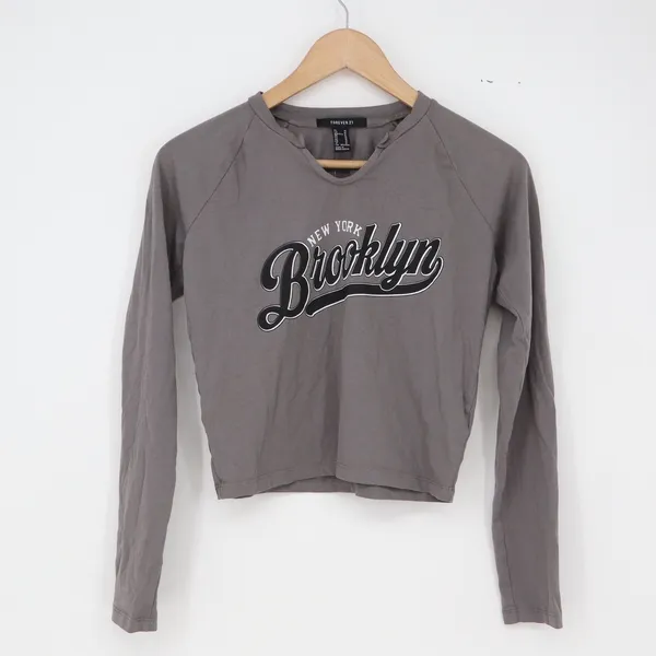 Forever 21 Crop Top Womens Medium New York Brooklyn Gray Graphic LS - Image 2