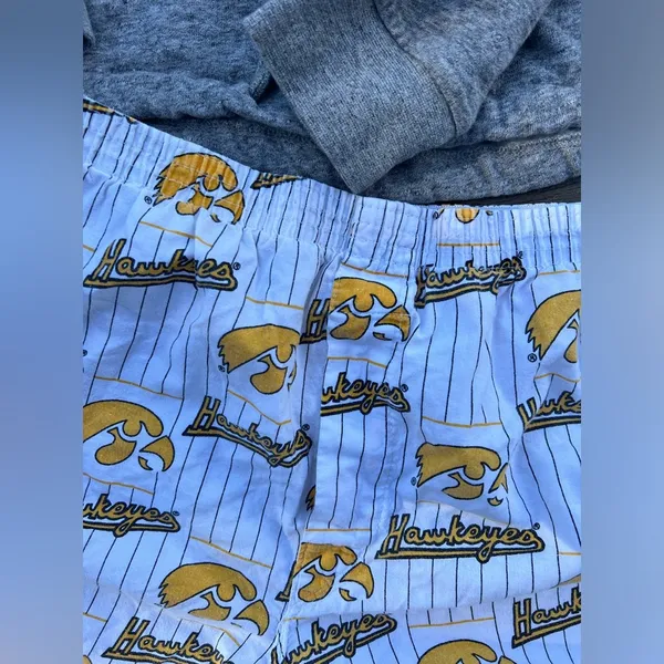 Tailgate Gray Iowa Sweatshirt and Hawkeyes Shorts Set - Image 2
