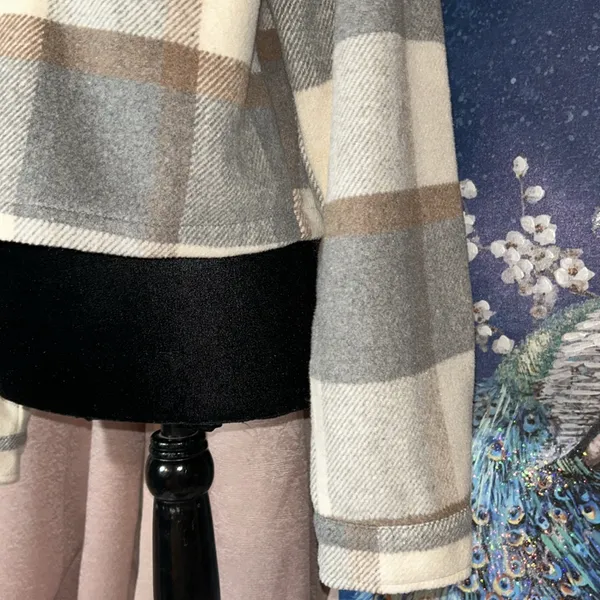 Size M Cropped Button Down Flannel Gray Size M - Image 4