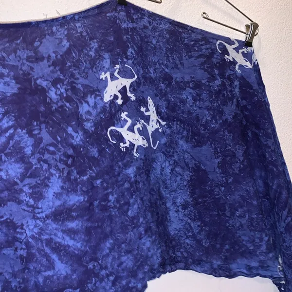 Blue Hawaiian Ghecko print large fringe scarf - Image 2
