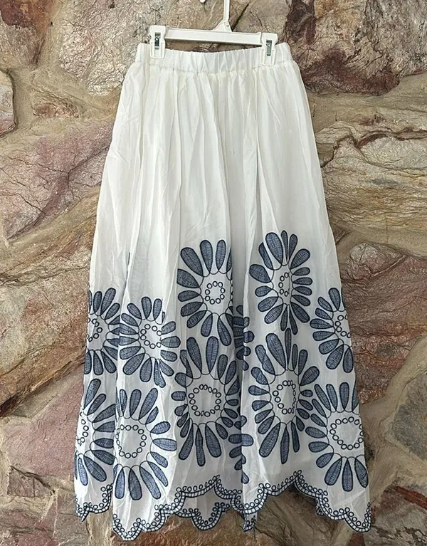Commense Embroidered Scalloped Hem Skirt size small - Image 5