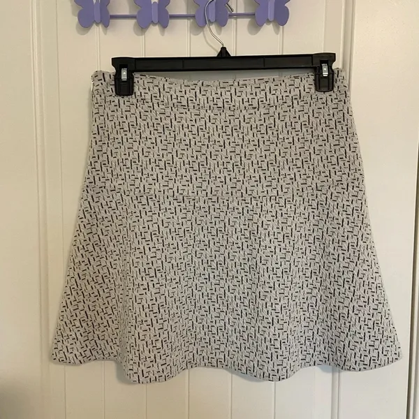 EUC |‎ LOFT women’s stretch material miniskirt — size 8 - Image 5