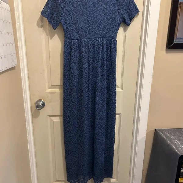 Pinkblush Blue Lace short sleeve, v neck Maternity maxi Dress- size medium - Image 3