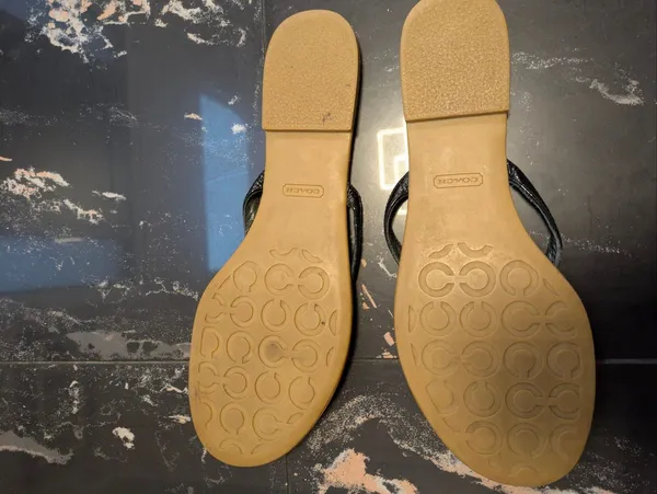 Coach Rachal Black Patent Leather Thong Sandals Size 9½ - Image 4