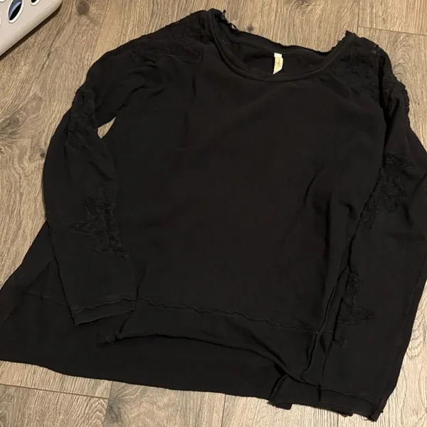 Free People Women's Black Lace Shoulder Long-Sleeve Top size large - Image 4