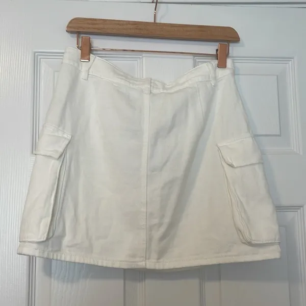 Princess Polly NWT  white cargo skirt - Image 3