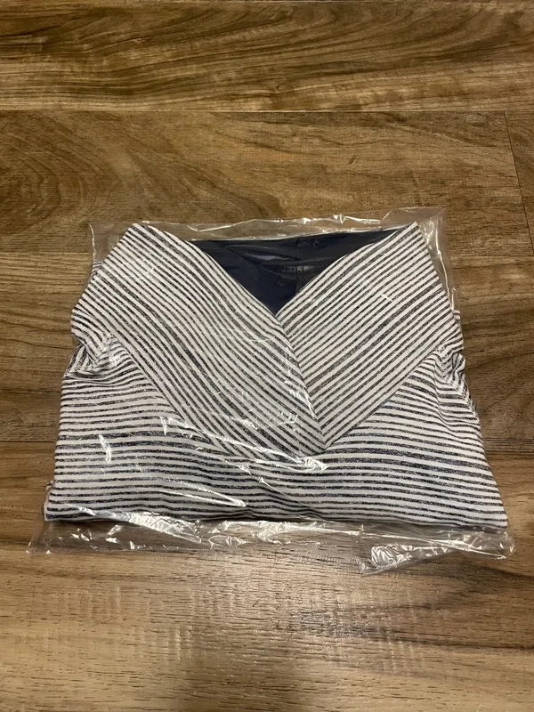 Under Armour Womens Striped Funnel Neck Pullover Zinger Top Black White Size Medium - Image 11
