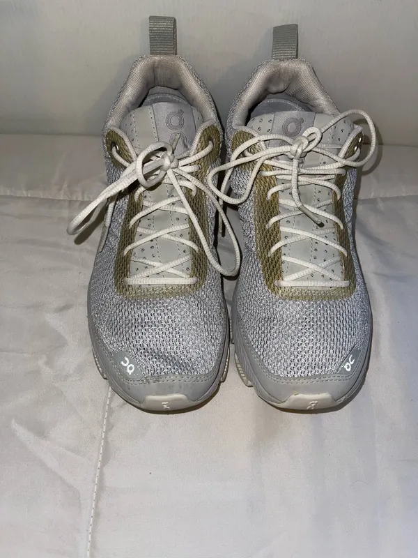 On Cloud Running Shoes Women’s 8 - Image 3