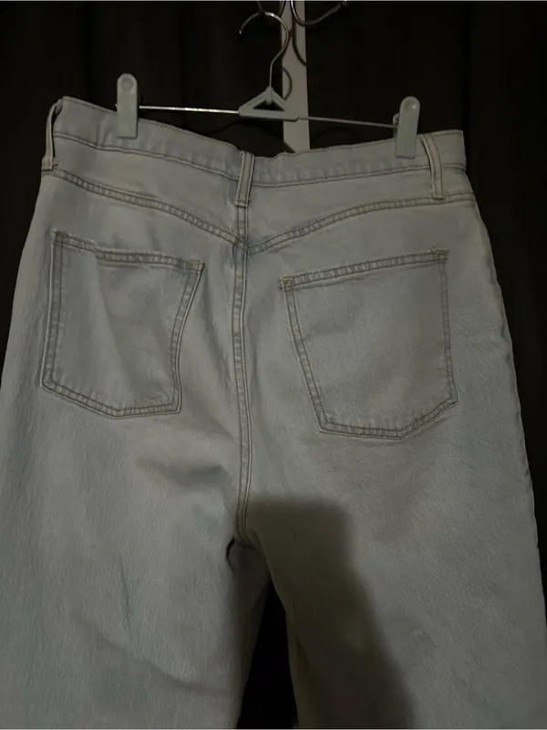 Universal Threads Light Blue Distressed High-Rise Women’s Jeans - Image 10
