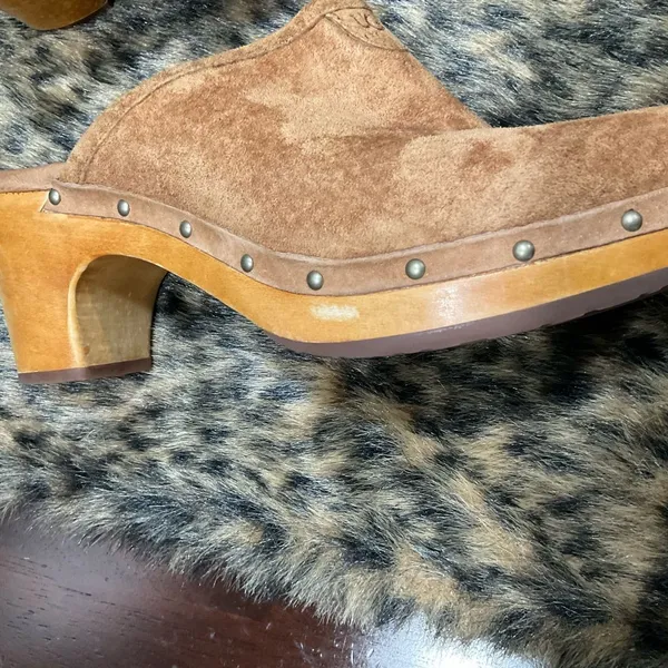 UGG ABBIE CHESTNUT SUEDE‎ CLOGS - Image 7