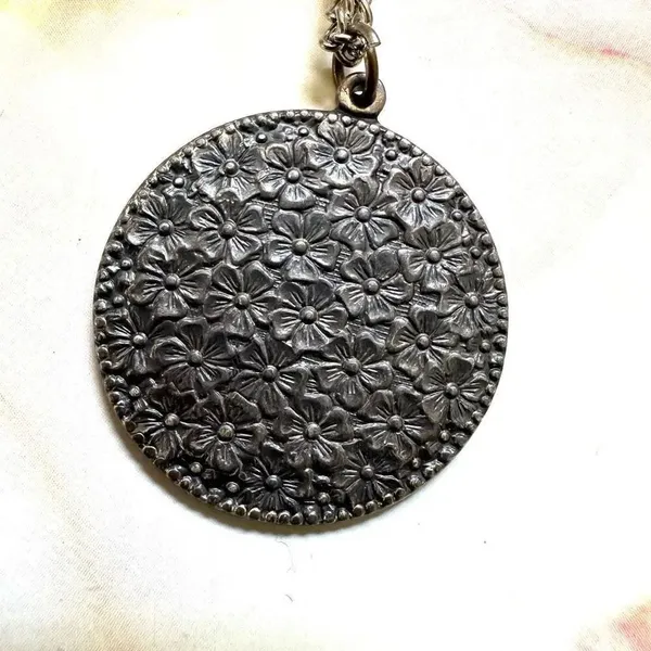 Silver tone circle floral pendant necklace Silver - Image 7