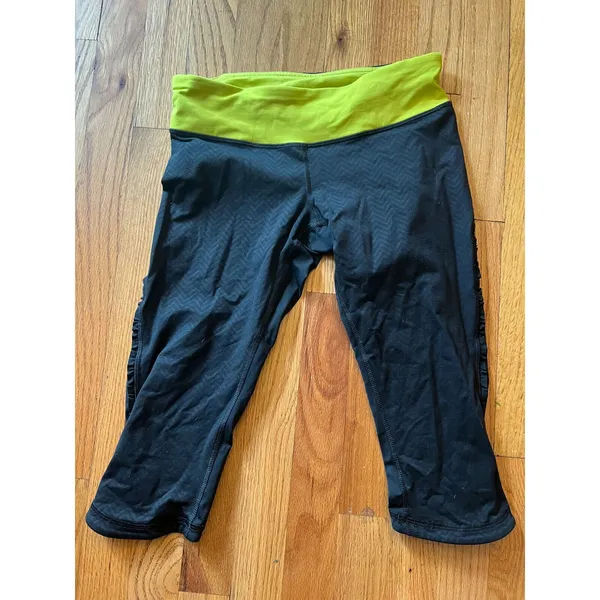 Lululemon Run: Fast Free Crop Mini Squiggle Emboss Black‎ / Split Pea Size 6 - Image 4