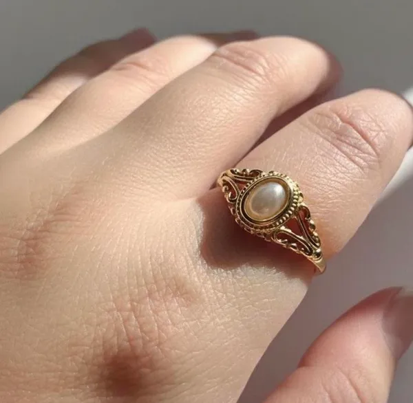 Vintage gold ring with oval Victorian pearl - Image 3